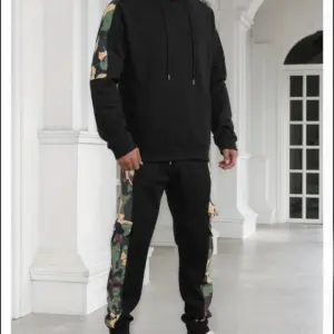 Nowa męska bluza z kapturem i polarem w kamuflażu na jesień i zimę, 2-częściowy zestaw modnego, sportowego stroju na co dzień